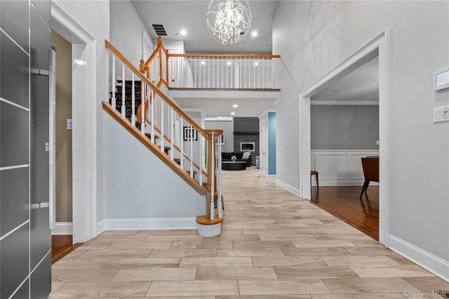 40 Coves Run, Syosset, NY 11791