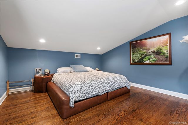 40 Coves Run, Syosset, NY 11791