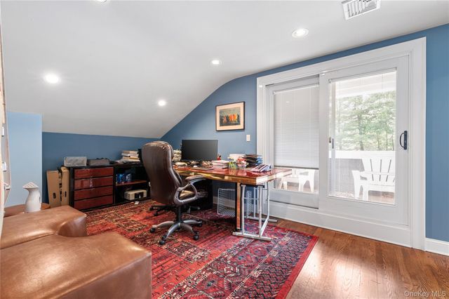 40 Coves Run, Syosset, NY 11791