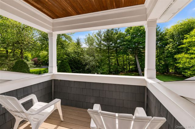 40 Coves Run, Syosset, NY 11791