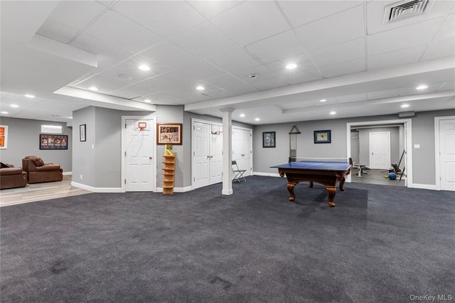 40 Coves Run, Syosset, NY 11791