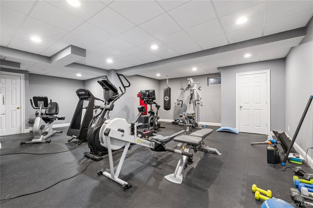 40 Coves Run, Syosset, NY 11791