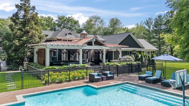 40 Coves Run, Syosset, NY 11791