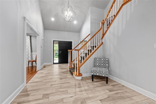 40 Coves Run, Syosset, NY 11791
