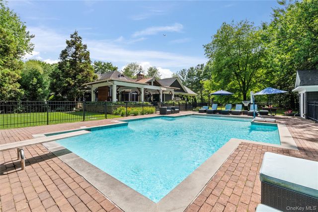 40 Coves Run, Syosset, NY 11791