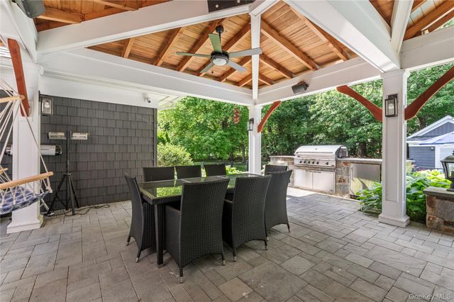 40 Coves Run, Syosset, NY 11791