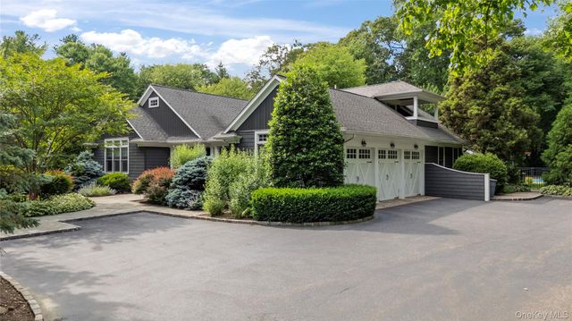 40 Coves Run, Syosset, NY 11791