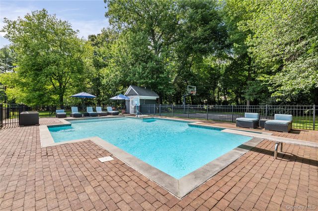 40 Coves Run, Syosset, NY 11791