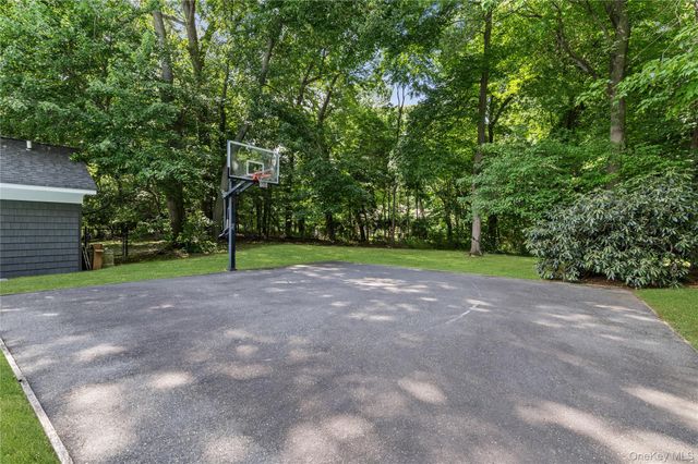 40 Coves Run, Syosset, NY 11791