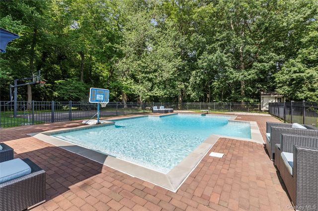 40 Coves Run, Syosset, NY 11791