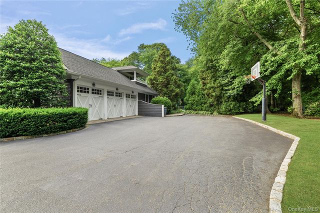 40 Coves Run, Syosset, NY 11791
