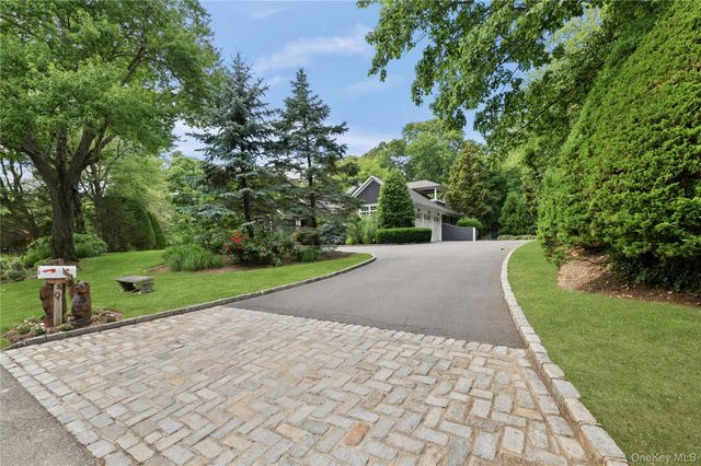 40 Coves Run, Syosset, NY 11791