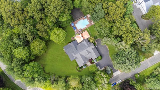 40 Coves Run, Syosset, NY 11791