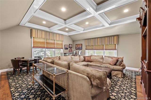 40 Coves Run, Syosset, NY 11791