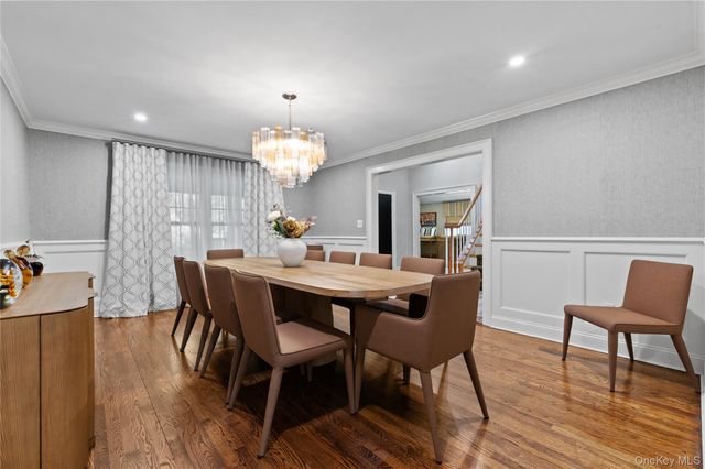 40 Coves Run, Syosset, NY 11791