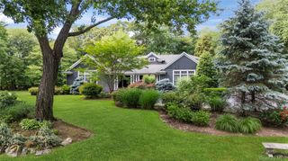 40 Coves Run, Syosset, NY 11791