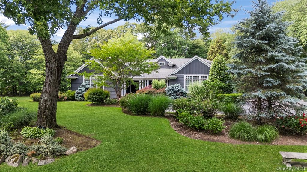 40 Coves Run, Syosset, NY 11791