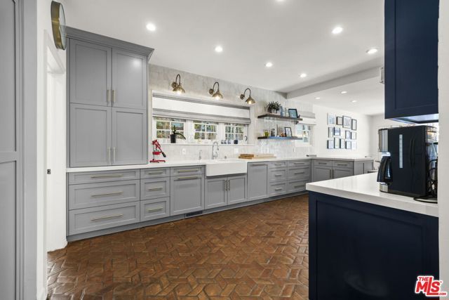 850 Birchwood Drive, Los Angeles, CA 90024