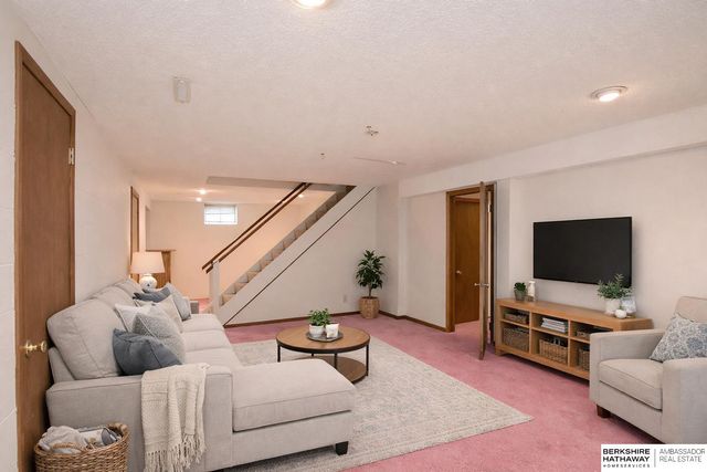 1113 Hackney Drive, Papillion, NE 68046