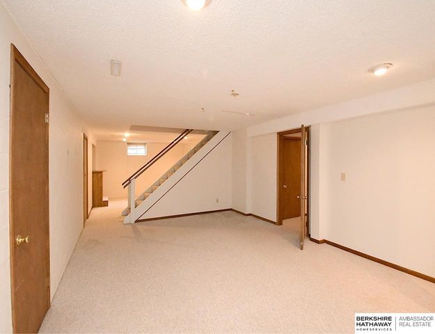 1113 Hackney Drive, Papillion, NE 68046