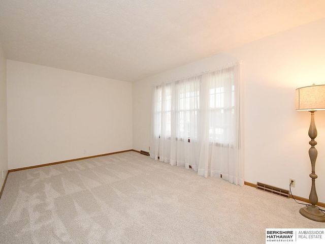 1113 Hackney Drive, Papillion, NE 68046