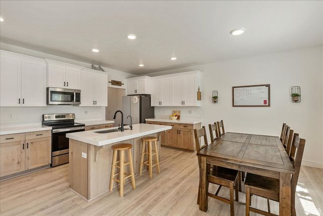 1824 E MEADOWLARK DR, Eagle Mountain, UT 84005