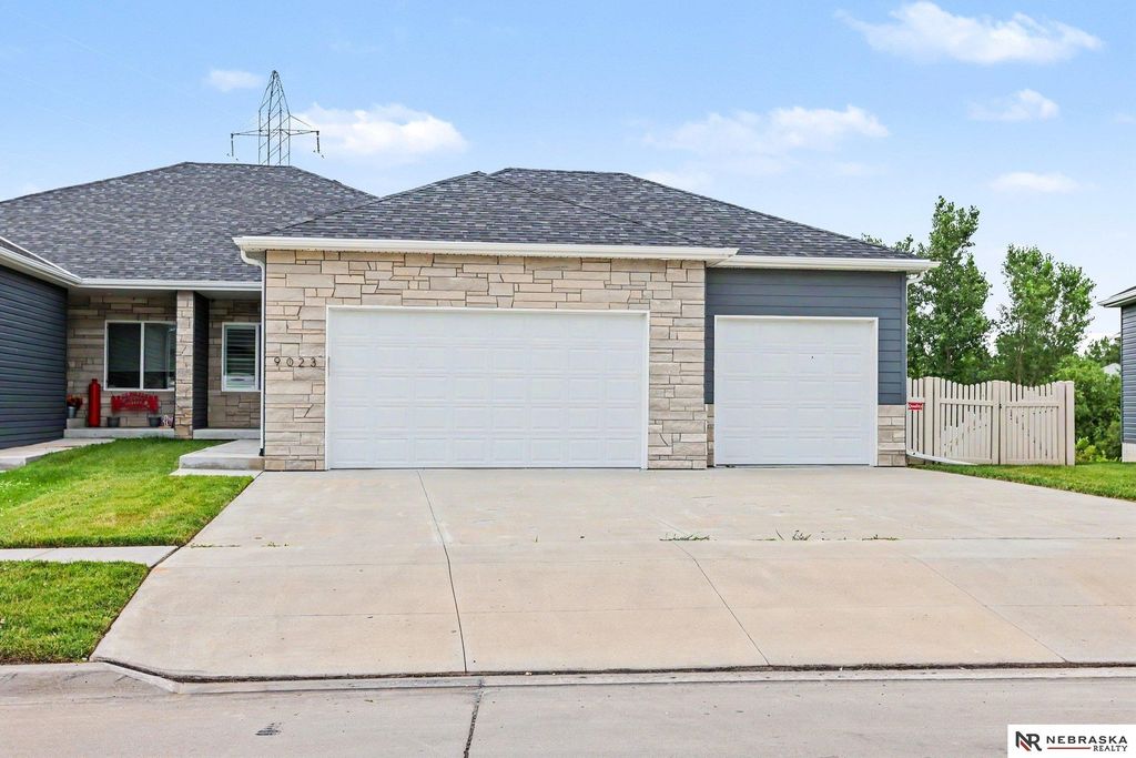 9023 Red Sky Lane, Lincoln, NE 68520