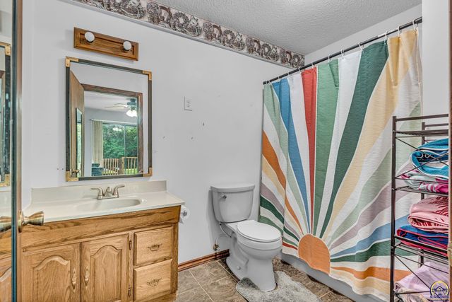 8649 SW 61st St, Topeka, KS 66610