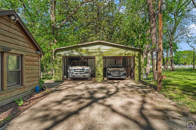 8649 SW 61st St, Topeka, KS 66610