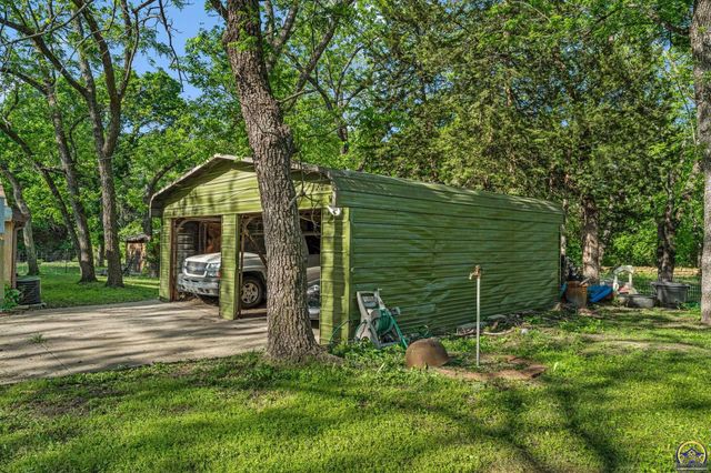 8649 SW 61st St, Topeka, KS 66610