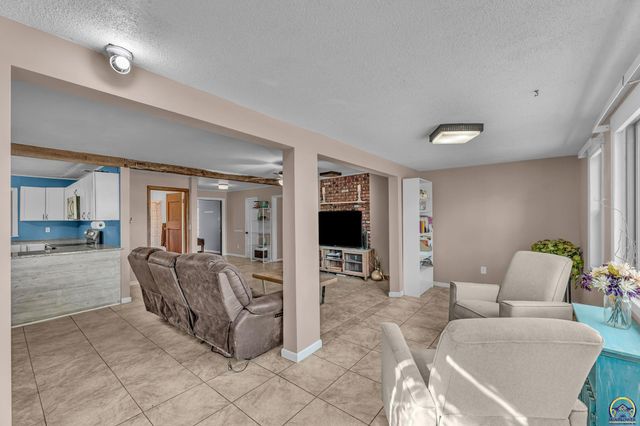 8649 SW 61st St, Topeka, KS 66610