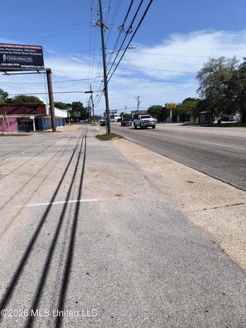 1956 E Pass Road, Gulfport, MS 39507