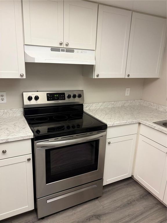 Image 5 of property listing at 7081 BALBOA DRIVE 7081, Orlando, FL 32818