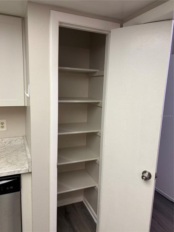 Image 7 of property listing at 7081 BALBOA DRIVE 7081, Orlando, FL 32818