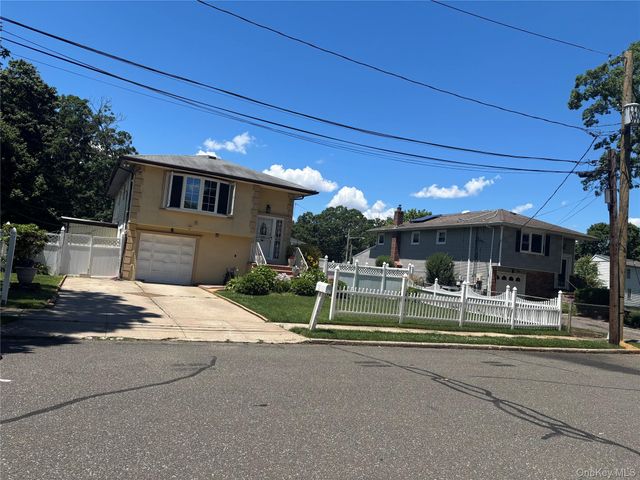2 Musette Place, Amityville, NY 11701
