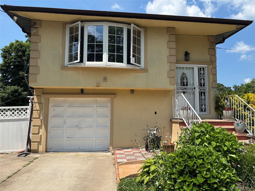 2 Musette Place, Amityville, NY 11701