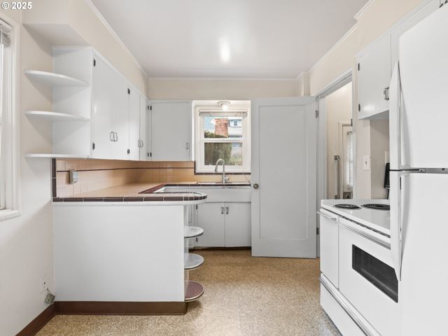-1 Se MADISON St, Portland, OR 97215