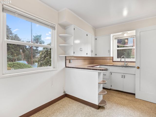 -1 Se MADISON St, Portland, OR 97215