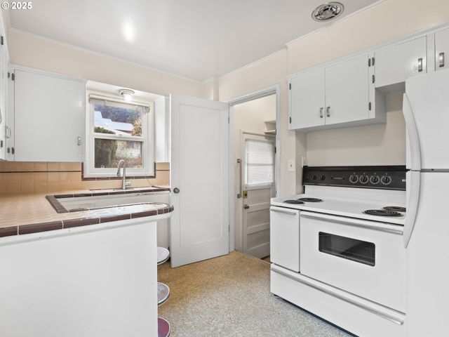 -1 Se MADISON St, Portland, OR 97215