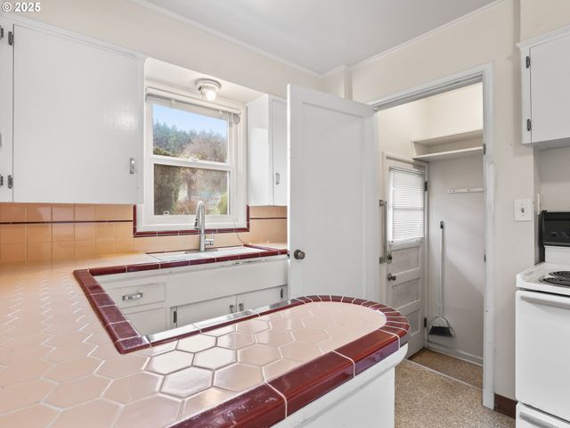 -1 Se MADISON St, Portland, OR 97215
