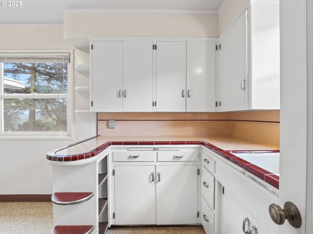 -1 Se MADISON St, Portland, OR 97215
