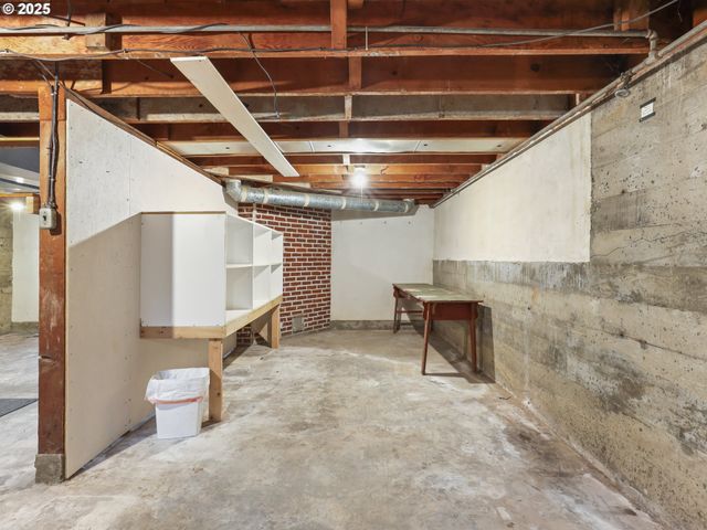 -1 Se MADISON St, Portland, OR 97215