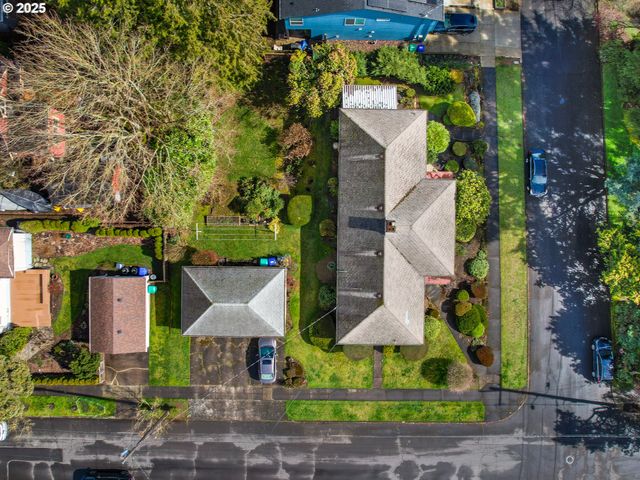 -1 Se MADISON St, Portland, OR 97215