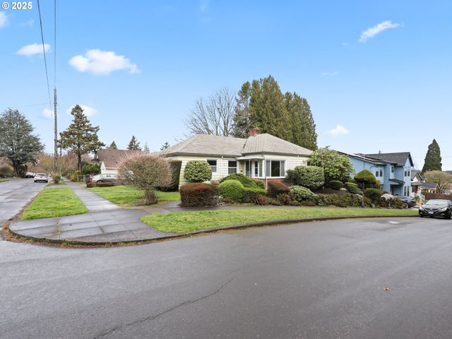 -1 Se MADISON St, Portland, OR 97215