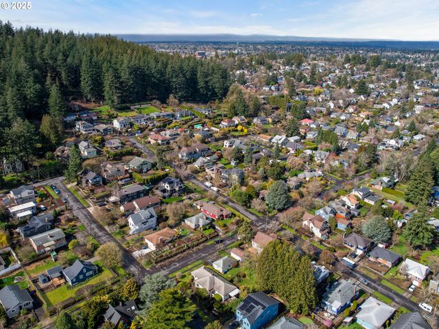 -1 Se MADISON St, Portland, OR 97215