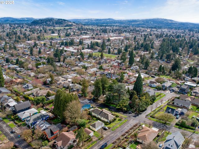 -1 Se MADISON St, Portland, OR 97215
