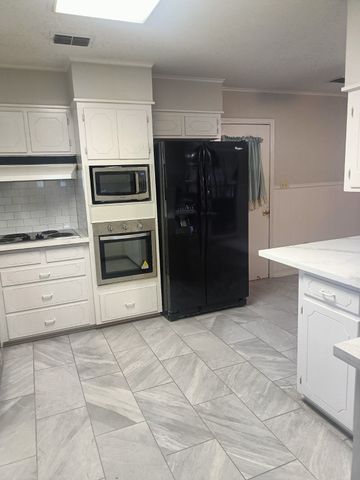 1931 Alfred Lane, Bossier City, LA 71112