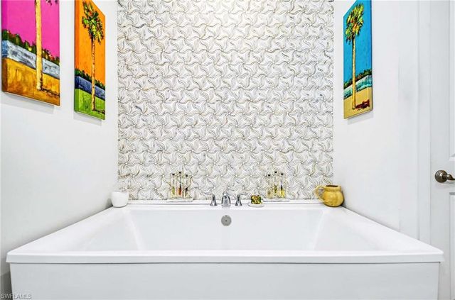 13045 Pembroke DR, Naples, FL 34105