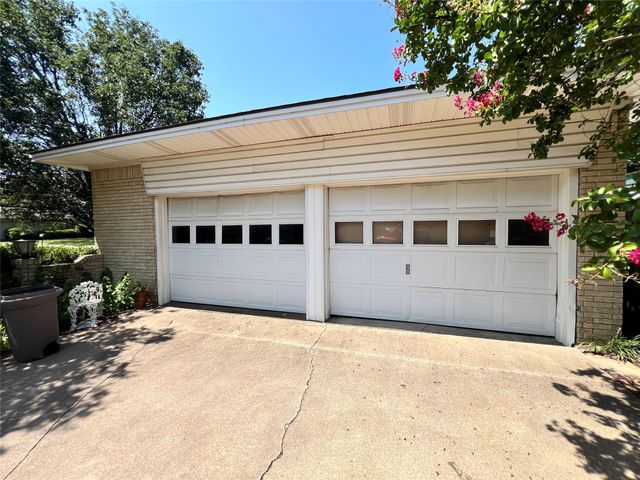 1206 Crestwood Drive, Cleburne, TX 76033