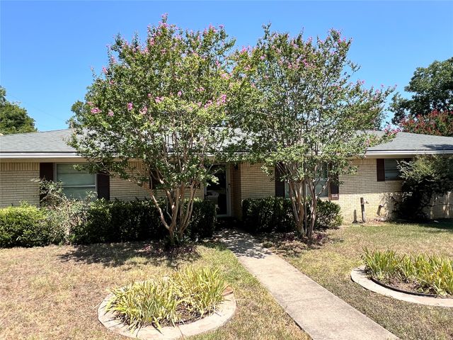 1206 Crestwood Drive, Cleburne, TX 76033